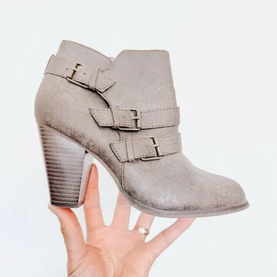 Botas de tornozelo femininas Forever bege fivelas douradas EUA 7 - Imagem 1 de 4