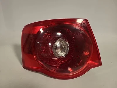 2005-07 Volkswagen Jetta (VIN K) Drivers Left Tail Light - Quarter Mounted. N2 Foto 1 de 4