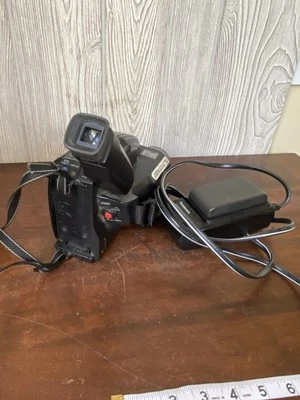 Quasar VM-D52 VHS-C Palmcorder 700x Zoom Battery & Charger Untested - Image 1 of 4