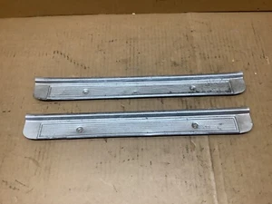 80 81 82 83 84 85 86 87 88 Chevy Caprice Classic 4 puertas alféizares de puerta trasera 2 piezas OEM - Imagen 1 de 4