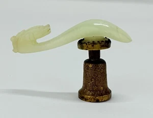 Antike chinesische Qing-Dynastie hellgrüne Jade geschnitzter Drache Gürtelhaken mit Ständer - Bild 1 von 13