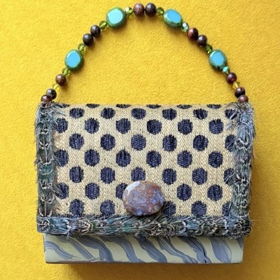 Bolsa Sasha Vintage Mini Bolinhas Multicolorida Acabamento de Penas Frisada Alça de Mão - Imagem 1 de 4