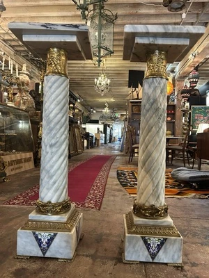 Par de pedestales de bronce figurativos de mármol francés LXV, columnas años 1900 Foto 1 de 4