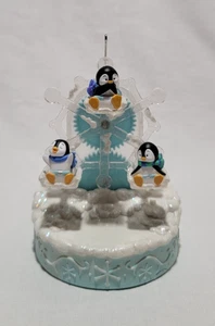 HALLMARK RICORDO ORNAMENTO 2023 GIOCOSI PINGUINI LUCE MAGICA SUONO E MOVIMENTO - Foto 1 di 9