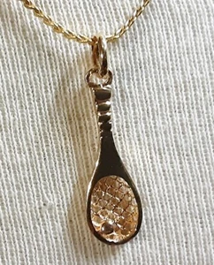 pendentif rétro déco raquette de tennis relief ajouré plaqué or 18k poinçon 260 - Picture 1 of 2