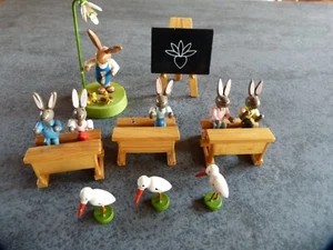 Alte Hasenschule offenbar aus dem Erzgebirge, 3 kleine Störche, Hase mit Blume - Bild 1 von 20