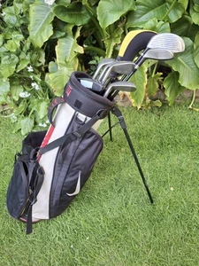 Set da golf Nike per bambini destrorsi Wilson driver, Joxx putter Nike stand borsa - Foto 1 di 23
