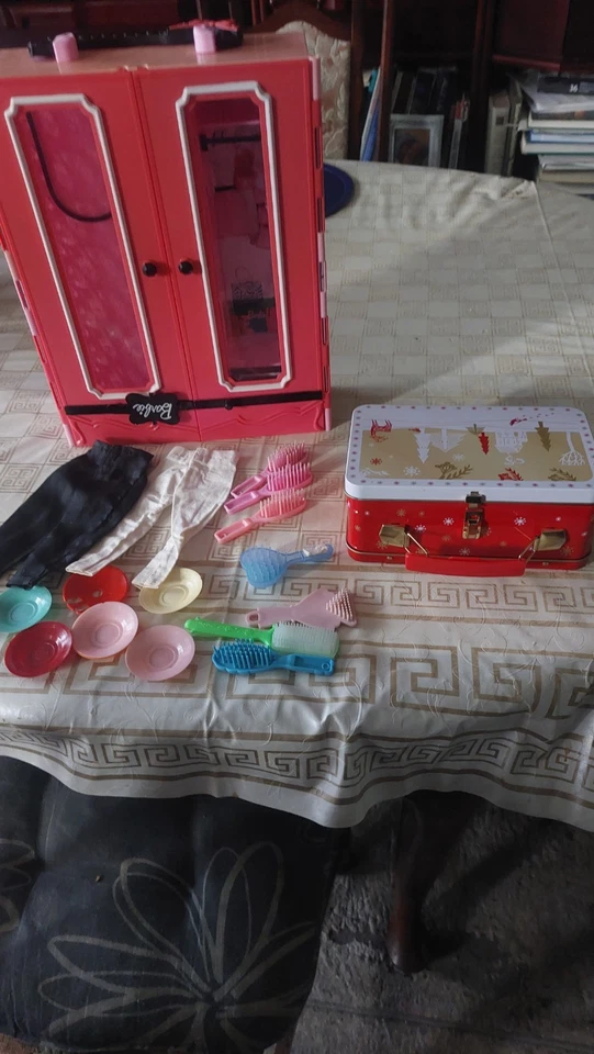 Puppenschrank von Barbie und -Koffer mit Bekleidung - Bild 1 von 4