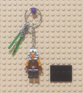 MINIFIGURE KEYCHAIN- Star Wars Padawan AHSOKA TANO with 2 Lightsaber Charms NEW - Picture 1 of 4