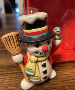 Pupazzo di neve in terracotta dipinto a mano vintage 1986 decorazione natalizia club da collezione - Foto 1 di 5