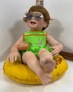 Basking with Bugs von Ashton Drake - Porzellanpuppe mit Zubehör - Bild 1 von 10