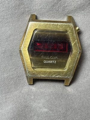 Bulova Hexagonal Cuarzo Rojo LED Digital Reloj Vintage Piezas Lote Reparación 38mm Foto 1 de 4