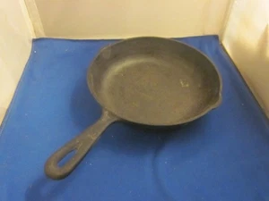 Cast Iron Made in Korea Skillet Pour Spouts 8 in Round - Picture 1 of 5