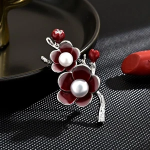 Spilla stile cinese fiori di prugna rossi spilla design di nicchia di perle squisite di fascia alta - Foto 1 di 12