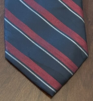Van Heusen Black Red 92% Polyester 8% Metallic Men’s Neck Tie Made In China - Image 1 of 4