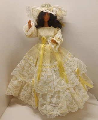 Vestido e chapéu de renda branco bolinhas amarelas vintage serve para Barbie Southern Belle VEJA FOTOS - Imagem 1 de 4