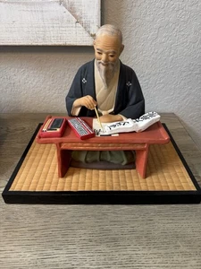 Muñeca de cerámica vintage Hakata Urusaki hombre japonés en escritorio calígrafo - Imagen 1 de 11