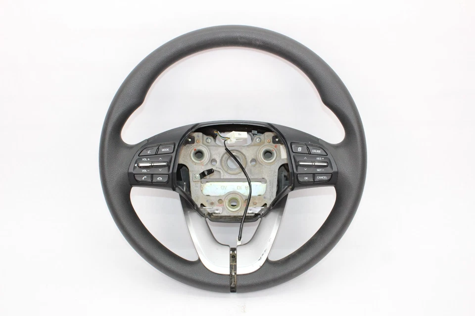 Volante Hyundai Elantra GT 2018-2020 goma negra con interruptor de control de crucero Foto 1 de 4