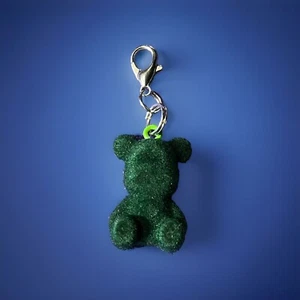 Grün beflockt Teddy Gummibärchen Clip-on Charm - Reißverschluss, Schlüsselanhänger Add-ons - Bild 1 von 2
