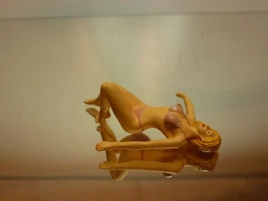 SEXY DOLL - PIN-UP BIKINI WOMAN LIES ON BACK - H6.5cm - GOOD CONDITION - Imagen 1 de 6