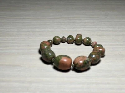 Brazalete elástico Coldwater Creek grueso verde y naranja con piedras preciosas Unakita Foto 1 de 4