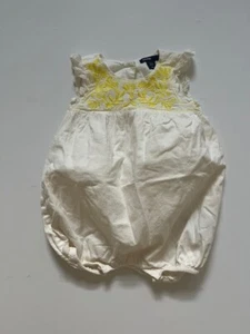 Kleiner Mädchen weißer Strampler mit gelber Stickerei Gr. 6-12 Monate - Bild 1 von 2