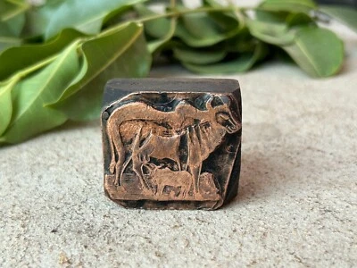 ANTIGUA PRENSA DE SELLOS DE COBRE BLOQUE DE IMPRESIÓN DE MADERA DE VACA VINTAGE CON PATRÓN DE BECERRO Foto 1 de 4