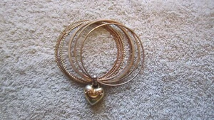 Bracciale Vintage JUICY COUTURE Tono Ottone/Oro 8 Braccialetti Logo Cuore Charm - Foto 1 di 6
