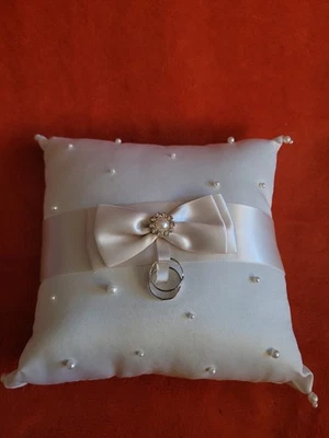 Almohada de anillo de boda de satén blanco rosa lilian Foto 1 de 2