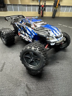 Traxxas 71076 - E-Revo VXL 1/16 4X4 Monster Truck RTR Excellent! NO Battery - Image 1 of 4