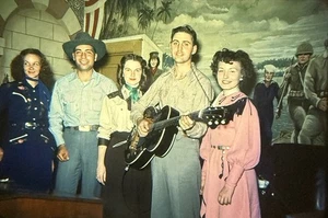 Guitarra vintage de 1960 People Country posada con foto diapositiva - Imagen 1 de 3