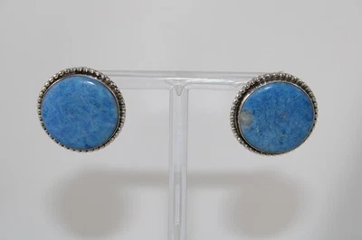 Pendientes perforados de lapislázuli de mezclilla azul con forma de disco redondo de plata de ley Foto 1 de 4