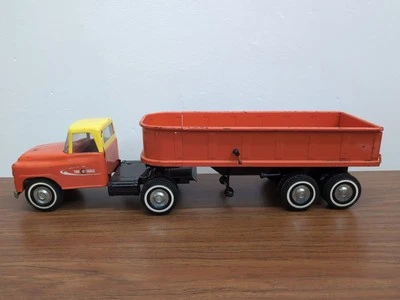 Camión y remolque de volteo Tru-Scale vintage naranja y amarillo  Foto 1 de 4