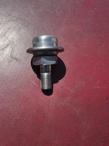 Toyota Lexus 3.0L 3.3L V6 DENSO Fuel Injection Pressure Regulator 23270-62011 - Picture 1 of 2