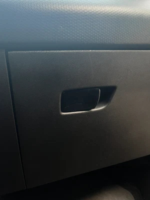 Moldura embellecedora 3D negra brillante para guantera de Renault Arkana - Imagen 1 de 2