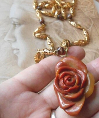 Collier sautoir ancien Art Nouveau plaqué or pendentif Rose en agate corail - Photo 1/4