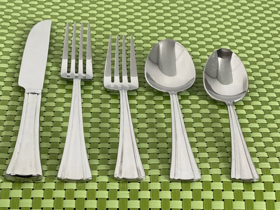 Reed & Barton BROOKSHIRE Stainless Glossy Smart Choice Flatware E19G - Image 1 of 1