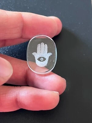 Cristal de roca natural tallado a mano Hamsa tallado en intaglio para hacer joyas Foto 1 de 4