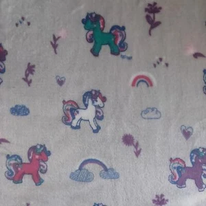 Tessuto Fleece Supersoft A Due Facce Bianco Arcobaleni E Unicorni - Foto 1 di 1