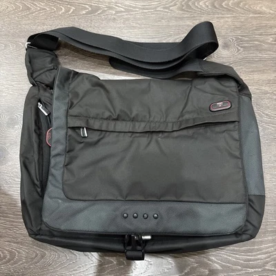 Bolso para portátil Tumi Messenger en negro con interior rojo | 5112D Foto 1 de 4