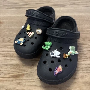 Schwarze Dual Comfort Crocs mit 10 Jibbitz Gr. 38-40 Kinder guter Zustand - Bild 1 von 7