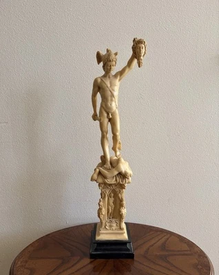 Statua scultura vintage Perseo con la testa di Medusa in alabastro A.Santini 19" - Immagine 1 di 4