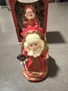 Ornamento de colección Madame Alexander Reina Roja Alicia en el País de las Maravillas 1999 - Imagen 1 de 10