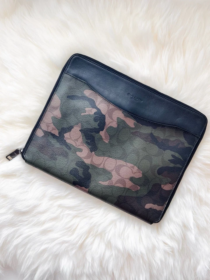 FUNDA TECH COACH F32656 PRE-LOVED EN LONA EXCLUSIVA CON ESTAMPADO CAMUFLAJE Foto 1 de 4