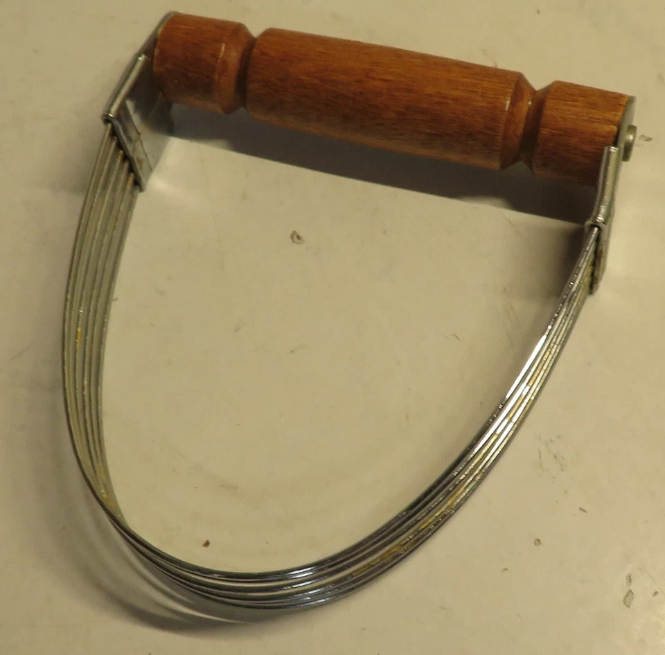 Vintage Bonny USA Flour Pastry Dough Blender Cutter Mixer with Wood Handle Used - Image 1 of 4