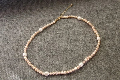 PERLEN HALSKETTE NATURWEISS HELLROSA CA. 42 CM LANG - Bild 1 von 2
