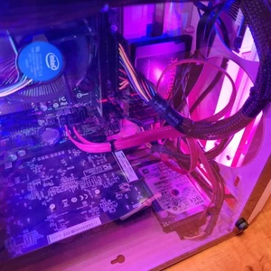 PC MINI ITX CASE ROSA GAMING RAM 8GB 120SSD 1TB HD WIN 10 I5 3.1 GHZ RX550 4GB - Foto 1 di 19