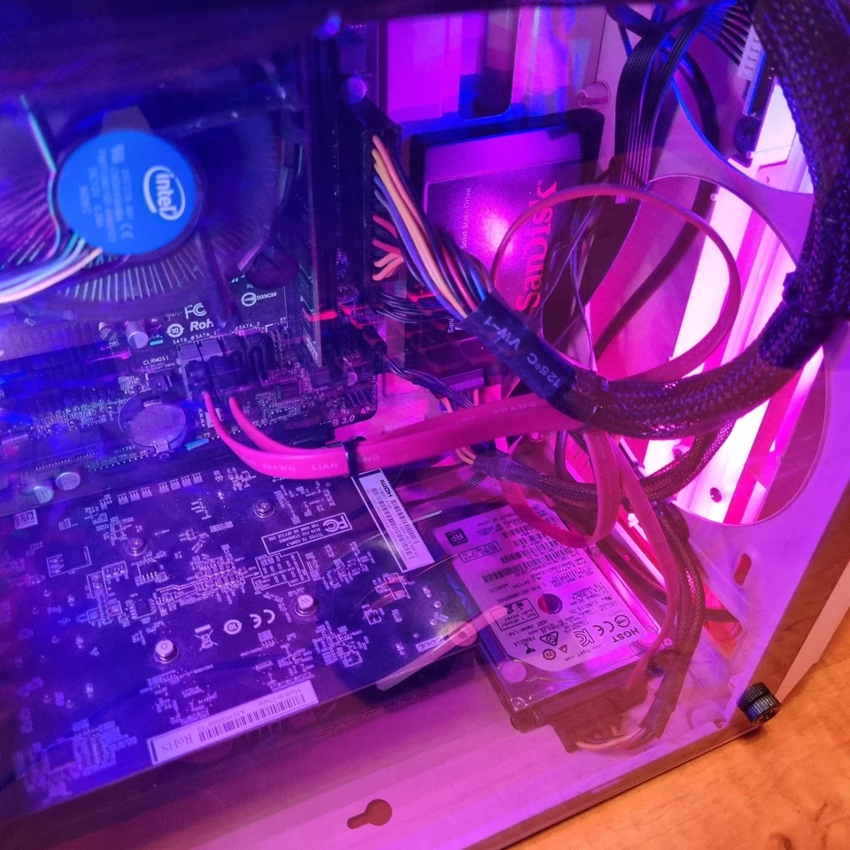 PC MINI ITX CASE ROSA GAMING RAM 8GB 120SSD 1TB HD WIN 10 I5 3.1 GHZ RX550 4GB - Immagine 1 di 4