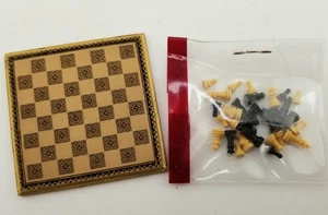 JUEGO COMPLETO DE AJEDREZ CASA DE MUÑECAS MINIATURA GEOFFREY BISHOP ~32 PIEZAS CON DIAGRAMA - Imagen 1 de 5