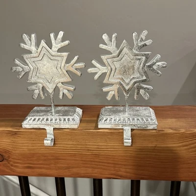 Hermoso juego de 2 soportes para medias de Navidad de copo de nieve plateados y blancos Foto 1 de 2